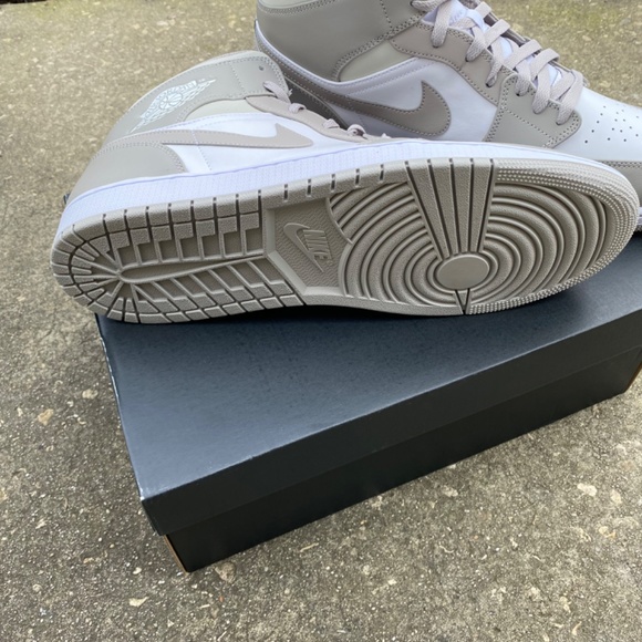 Shoes Jordan 1 mid main image 4